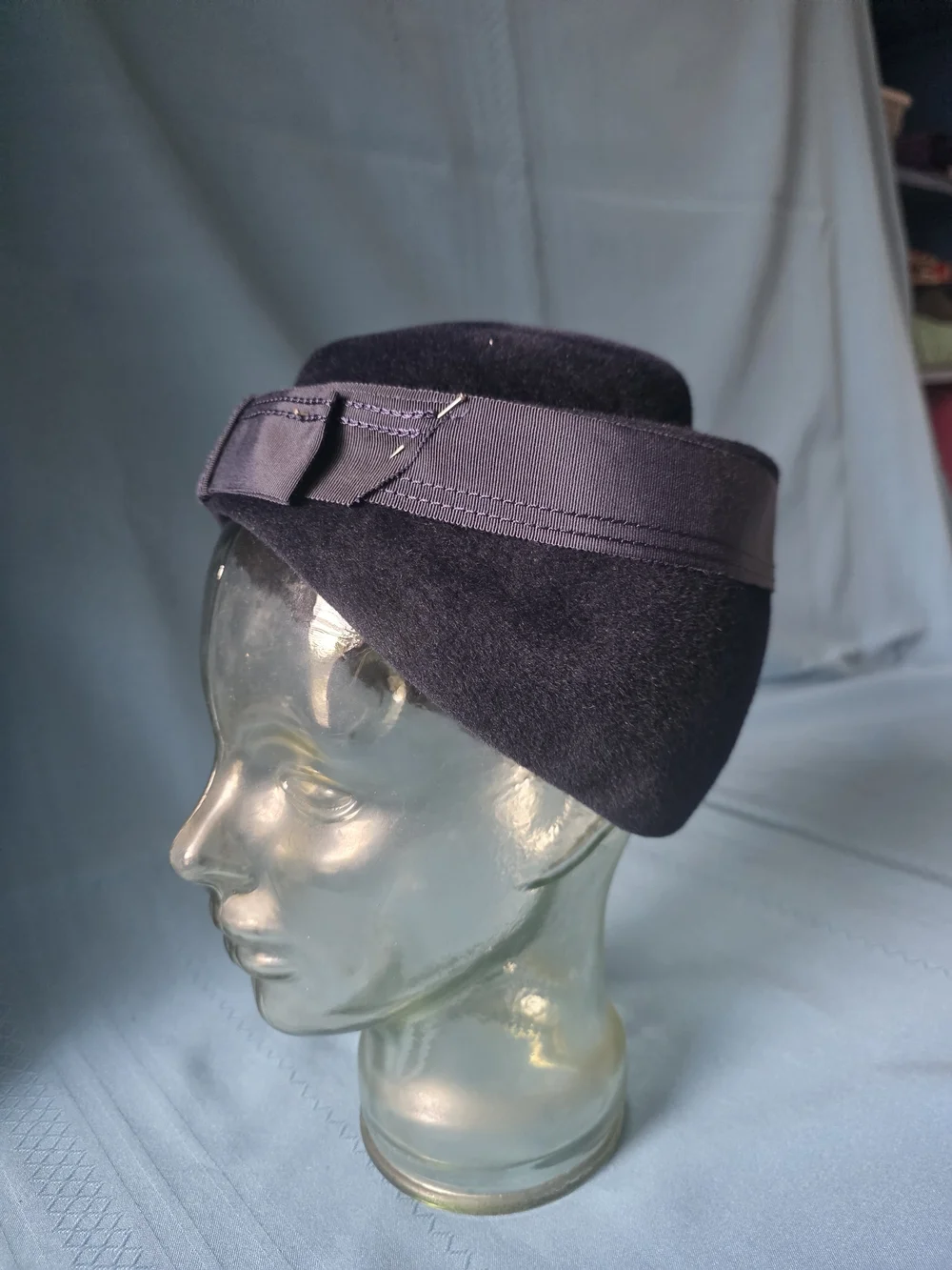 VTG 1950s Merrimac Peachbloom Velour Fur Felt Pillbox Tilt Hat Black Size 22